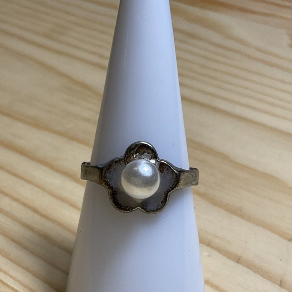 Vintage Silver-Tone Floral Ring With Faux Pearl